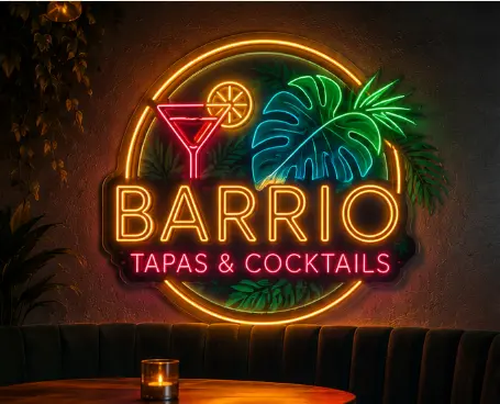 Neón multicolor Barrio Tapas y Cocktails instalado en un restaurante
