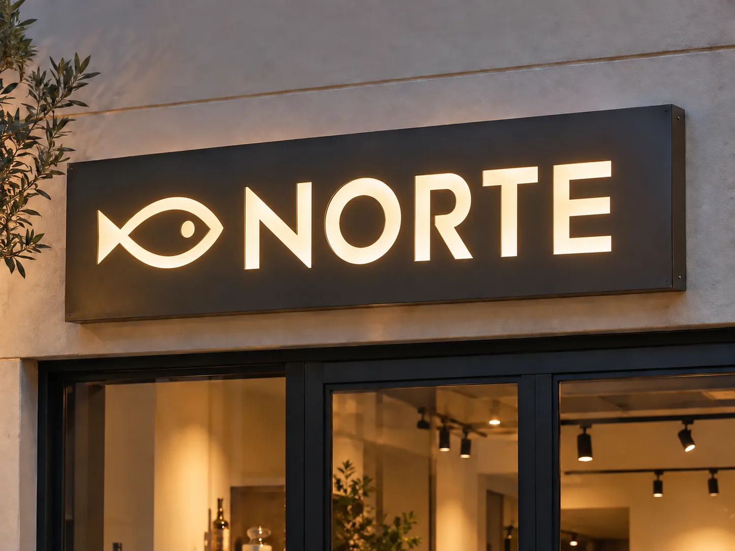 Bandeja metálica calada con el nombre NORTE y un logotipo de pez iluminados desde el interior