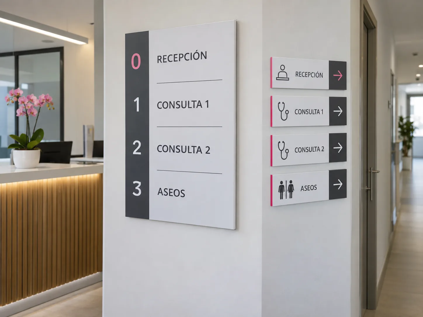 Sistema coordinado de señalética interior con directorio, placas, flechas e iconos instalado en una clínica